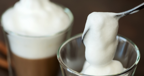 Hoe je melk perfect opschuimt voor latte art, zelfs zonder machine